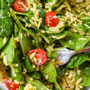 featured image close up of spinach and orzo salad.